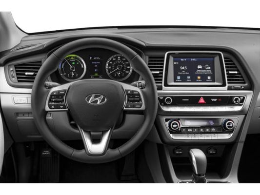 2019-08-23-el-primer-auto-del-mundo-con-panales-solares-en-el-techo-4-07