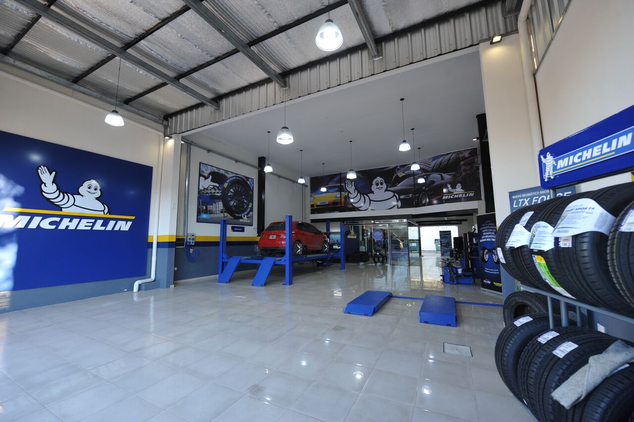 2018-07-27-michelin-abre-dos-nuevos-puntos-de-venta-junto-a-revendedores-2-02