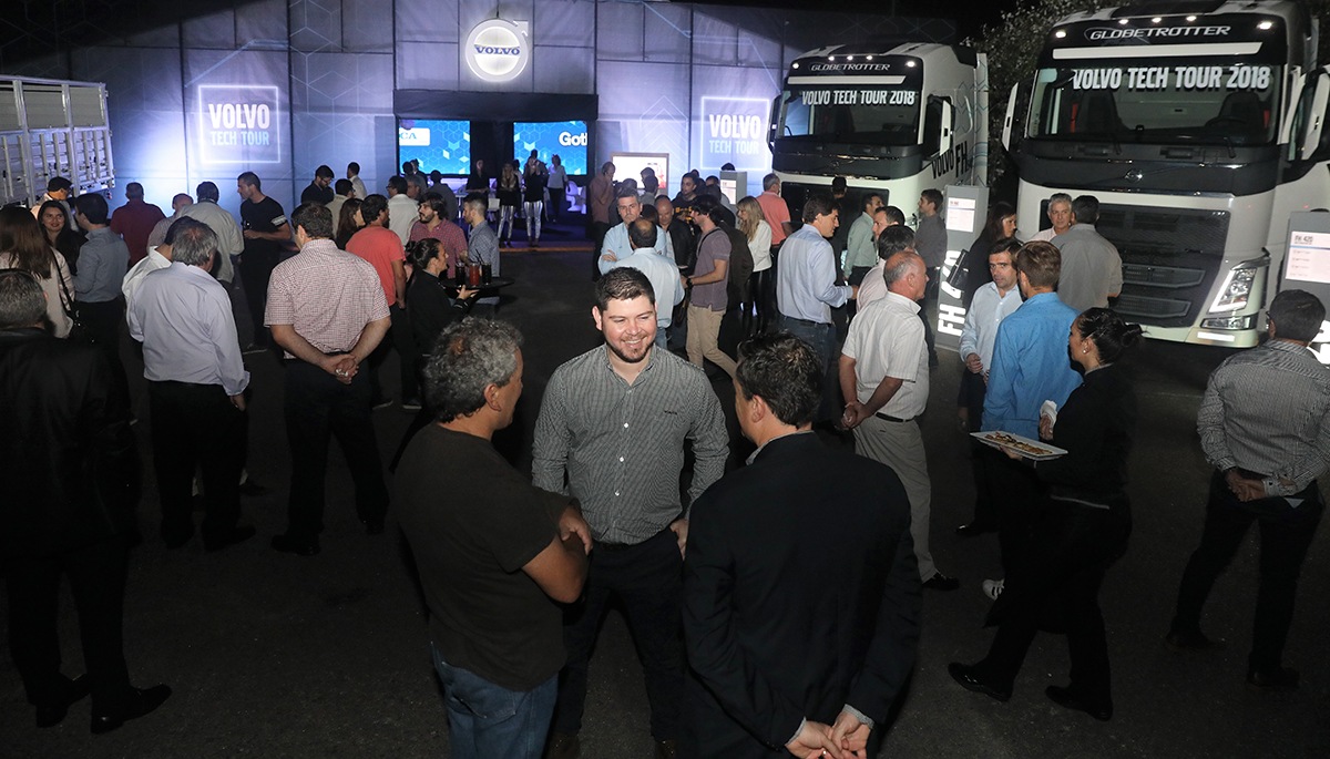 2018-05-18-los-concesionarios-sueca-y-gotland-realizaron-un-evento-exclusivo-para-clientes-con-presentacion-de-novedades-de-volvo-trucks-03