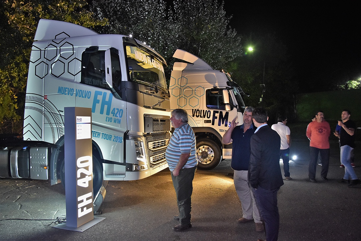 2018-05-18-los-concesionarios-sueca-y-gotland-realizaron-un-evento-exclusivo-para-clientes-con-presentacion-de-novedades-de-volvo-trucks-05