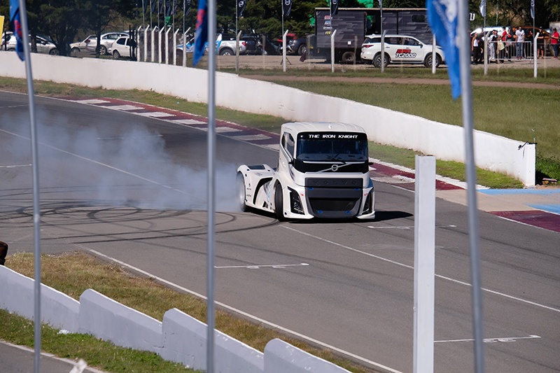 2019-04-12-volvo-trucks-presento-el-camion-mas-rapido-del-mundo-ante-el-publico-mas-fierrero-de-argentina-2-02