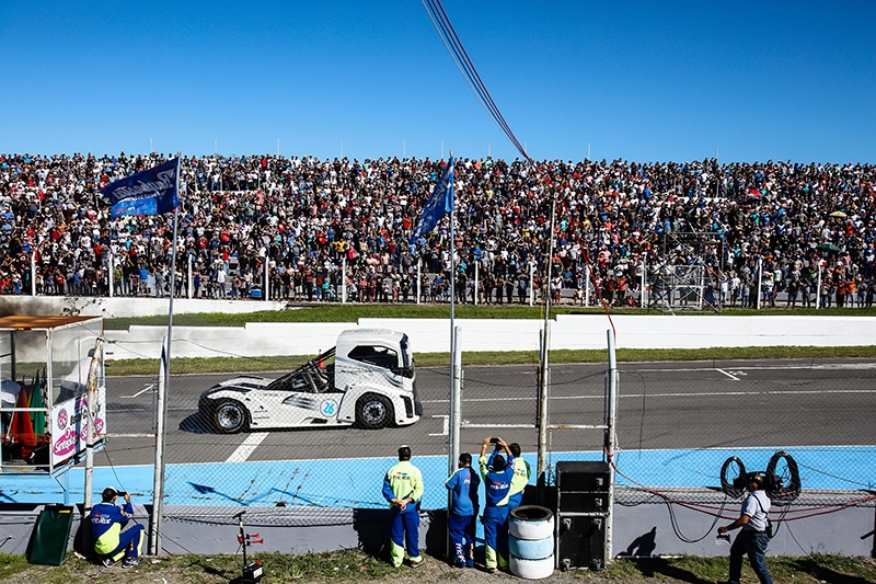 2019-04-12-volvo-trucks-presento-el-camion-mas-rapido-del-mundo-ante-el-publico-mas-fierrero-de-argentina-3-03
